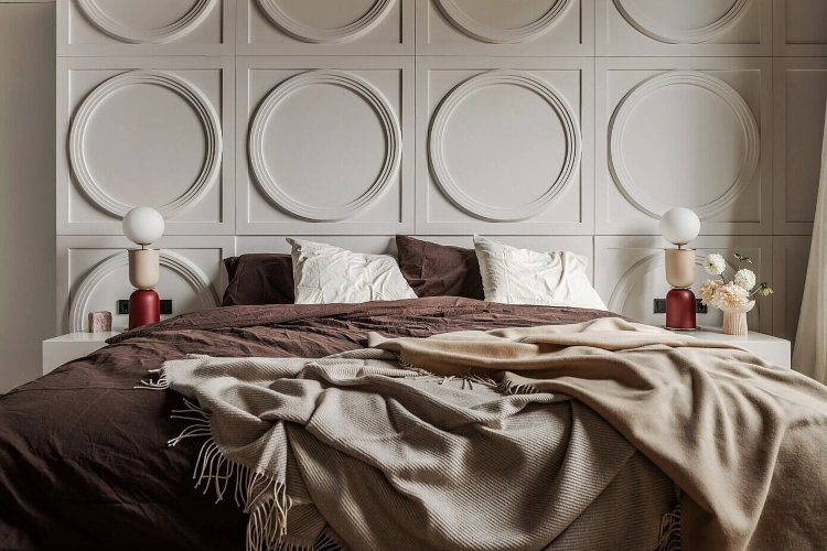 Udobna spavaća soba u kombinaciji sive, crne i bele boje